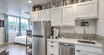 Cozy Nautical Nest • Walkable Downtown • Pets Welcome