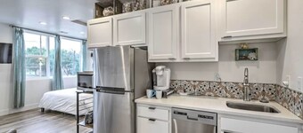 Cozy Nautical Nest • Walkable Downtown • Pets Welcome