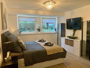 3 bedrooms, iron/ironing board, free WiFi, bed sheets - Guest apartment in Burgwedel City, for business and family, 6 persons (Burgwedel)