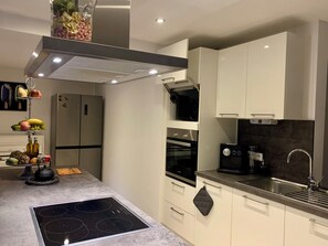 Refrigerador, microondas, horno, placa de cocina