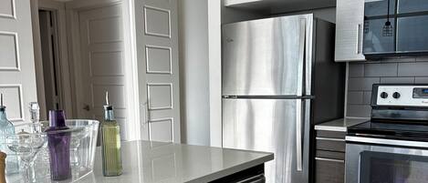 Een magnetron, een oven, een kookplaat, een vaatwasser