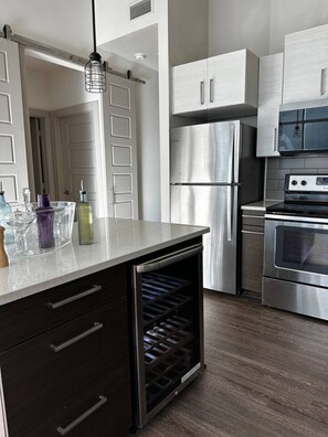 Microwave, stovetop, dishwasher, coffee/tea maker