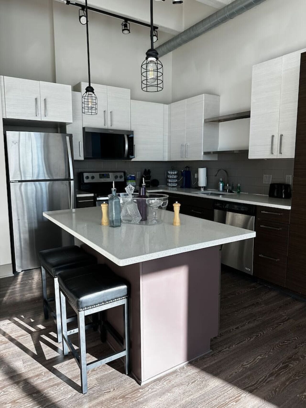 Four à micro-ondes, un four, surface de cuisson, lave-vaisselle