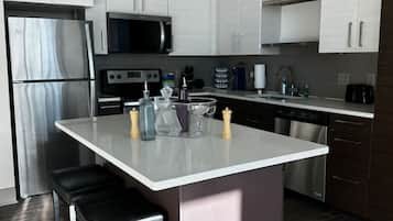 Four à micro-ondes, un four, surface de cuisson, lave-vaisselle