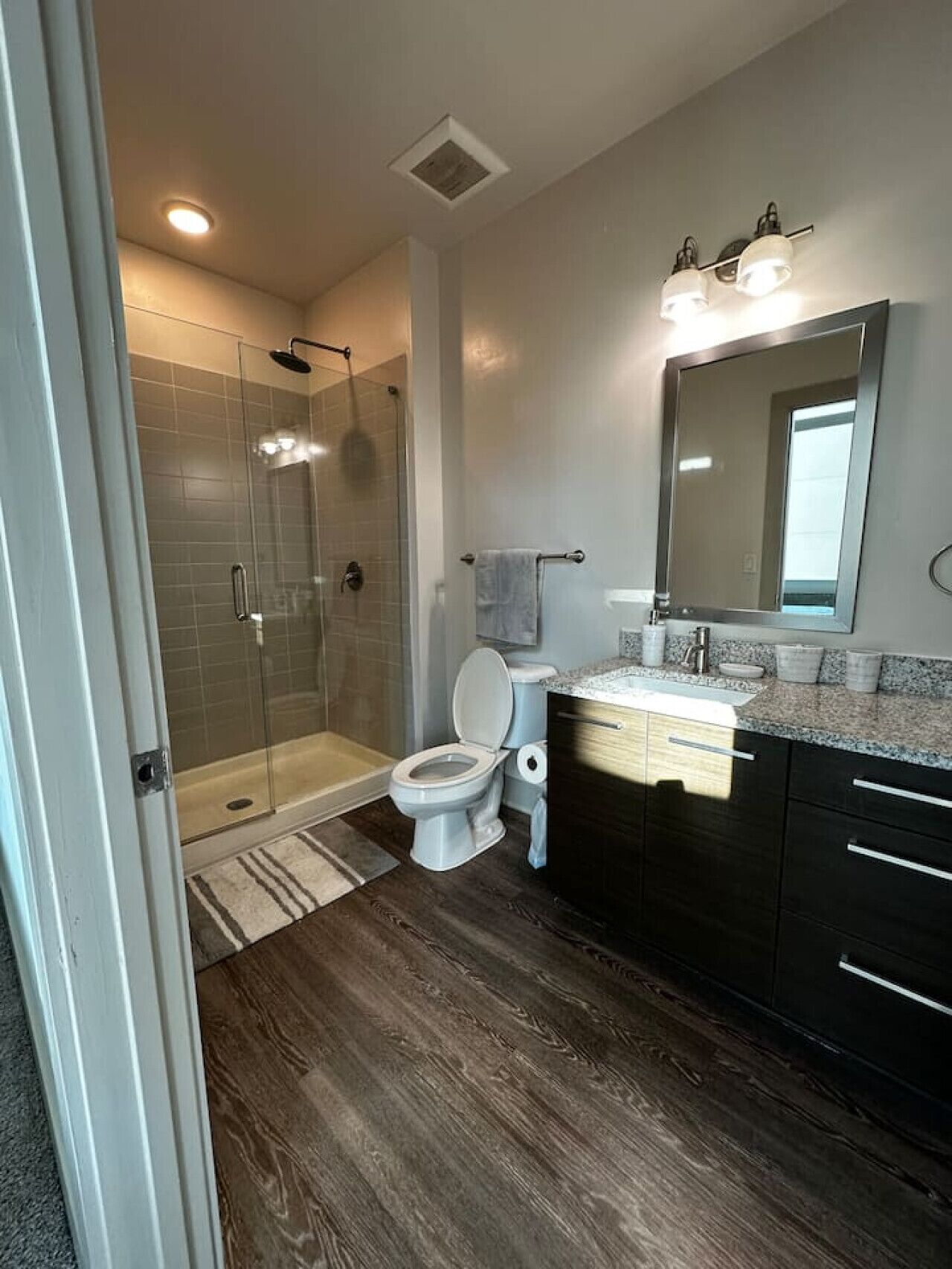 Douche, séchoir à cheveux, serviettes fournies, savon