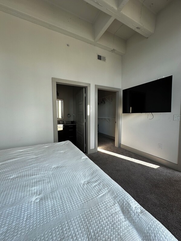 2 bedrooms, internet, bed sheets