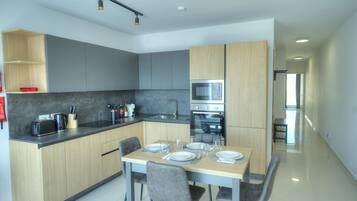 Kühlschrank, Mikrowelle, Ofen, Geschirrspüler