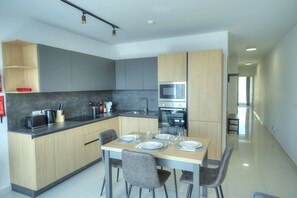 Kühlschrank, Mikrowelle, Ofen, Geschirrspüler