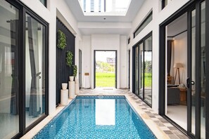 Villa Deluxe - balkong - utsikt mot poolen | Skrivbord, arbetsyta för laptop och gratis wi-fi