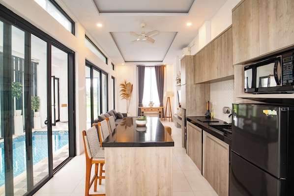 Vil·la Deluxe, balcó, vistes a la piscina | Escriptori, espai de treball apte per a portàtils i wifi gratuïta 