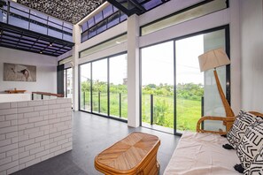 Superior villa, balkon, uitzicht op zwembad | Een bureau, een laptopwerkplek, gratis wifi