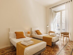 4 habitaciones, tabla de planchar con plancha y internet