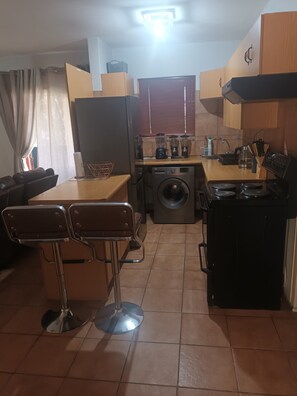 Microwave, oven, stovetop - 2-Bedroom Cozy Mountain Apartment with Stunning Panoramic Views (Pretoria)