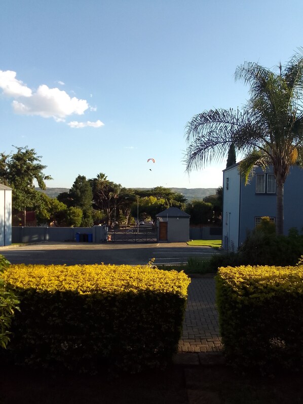 Property grounds - 2-Bedroom Cozy Mountain Apartment with Stunning Panoramic Views (Pretoria)