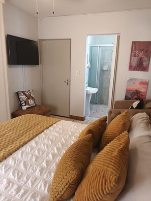 2 bedrooms, iron/ironing board, free WiFi, bed sheets - 2-Bedroom Cozy Mountain Apartment with Stunning Panoramic Views (Pretoria)