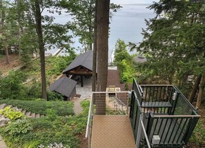 Property grounds - Lakefront 3-bedroom house with AC & Heat on Burt Lake (Indian River)