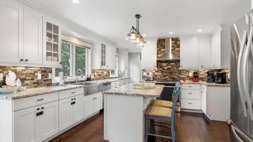 Micro-ondes, four, plaque de cuisson, lave-vaisselle