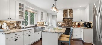 Lakefront 3-bedroom house with AC & Heat on Burt Lake