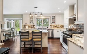 Four à micro-ondes, un four, surface de cuisson, lave-vaisselle