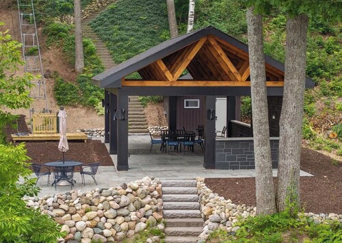 Lakefront 3-bedroom house with AC & Heat on Burt Lake