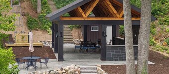 Lakefront 3-bedroom house with AC & Heat on Burt Lake