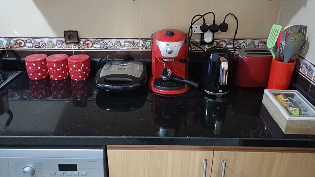 A kitchen counter with a coffee maker, a toaster, and a kettle. - Modern Casablanca Apartment – Parking, A/C & WiFi (Casablanca)