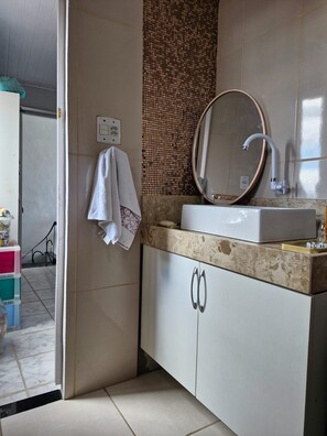 ヘアドライヤー、タオル、トイレットペーパー