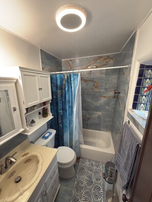 Toallas, jabón, papel de baño 