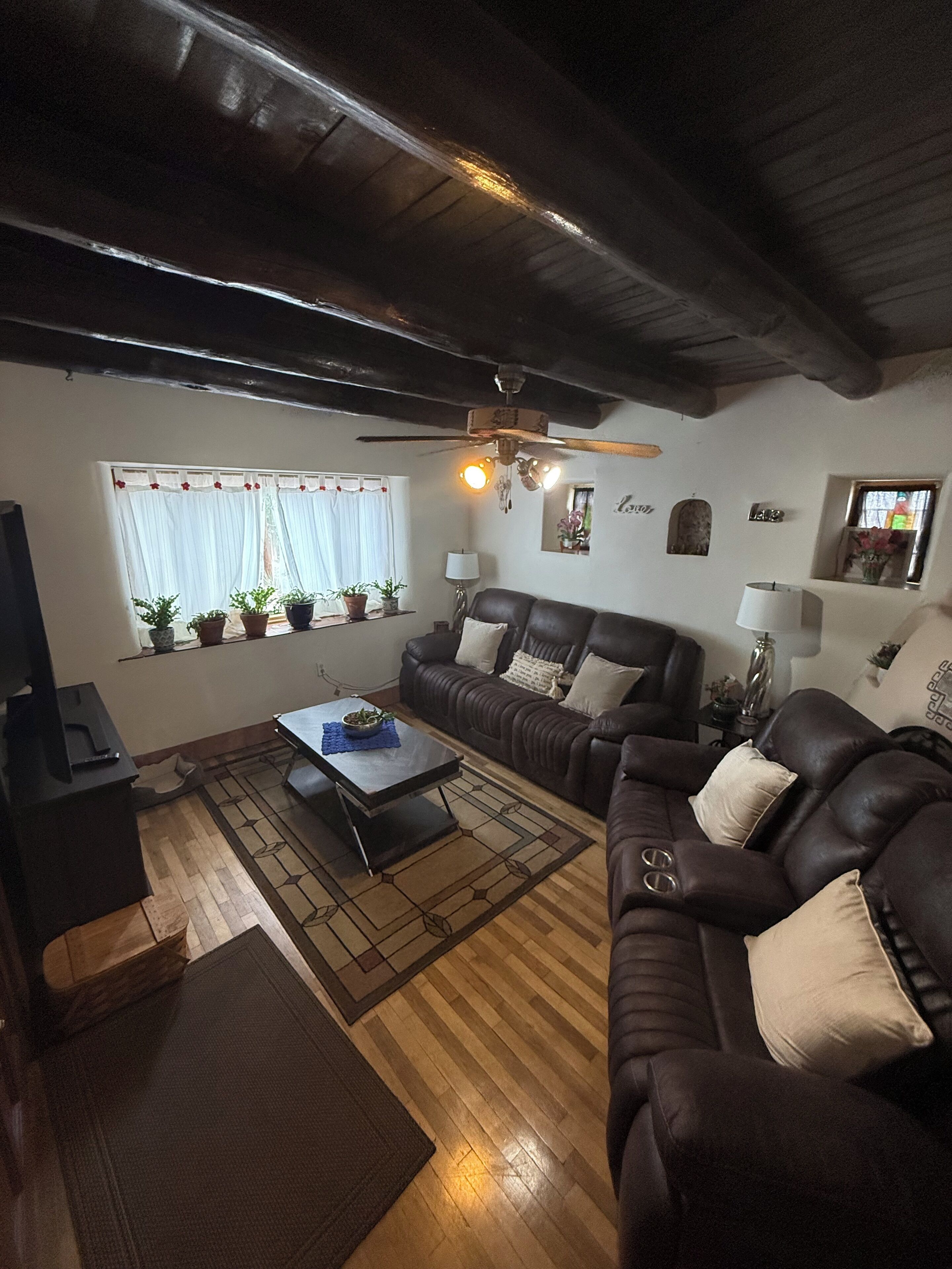 Televisión y chimenea 