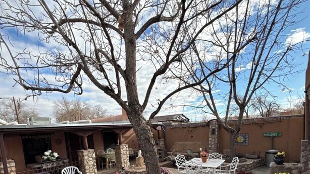 Outdoor dining - Downtown, Old Town, Sawmill, 2-bedroom home in ABQ, additional parking available (Albuquerque)