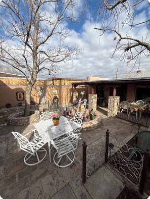 Outdoor dining - Downtown, Old Town, Sawmill, 2-bedroom home in ABQ, additional parking available (Albuquerque)