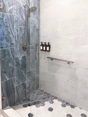 Haartrockner, Handtücher, Seife, Toilettenpapier
