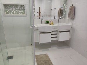 Haartrockner, Handtücher, Seife, Toilettenpapier