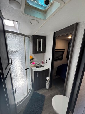 Hair dryer, towels, soap, toilet paper - Charming RV with 2-AC units in Rockport - Perfect for a little Rockport getaway (Rockport)