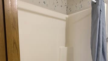 Habitación doble Confort | Baño | Amenidades de baño gratuitas, toallas, jabón, shampoo