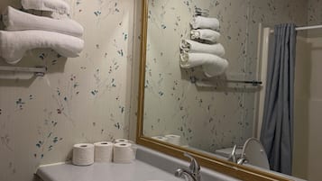 Comfort Double Room | Bathroom | Free toiletries, towels, soap, shampoo