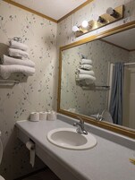 Habitación Confort doble | Baño | Artículos de higiene personal gratuitos, toallas, jabón y champú