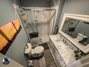 Dusche, Haartrockner, Handtücher, Seife