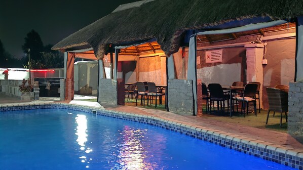 Una piscina al aire libre, camas de piscina gratis