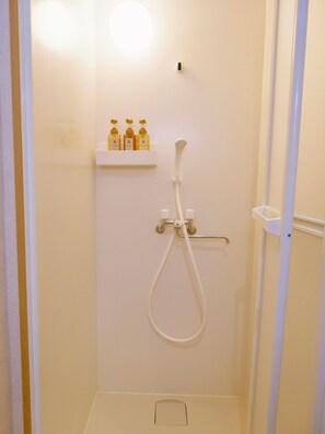 Haartrockner, Handtücher, Seife, Shampoo