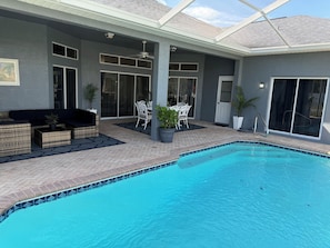 Una piscina al aire libre