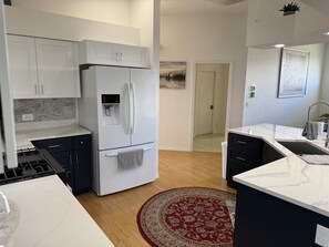 Microondas, horno, placa de cocina y lavavajillas