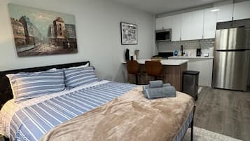 1 habitación, escritorio, tabla de planchar con plancha y wifi