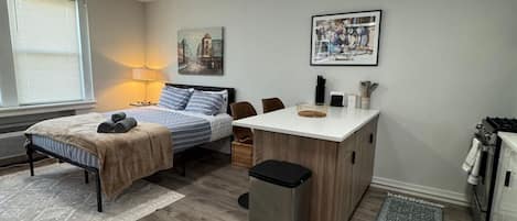 1 bedroom, desk, iron/ironing board, WiFi