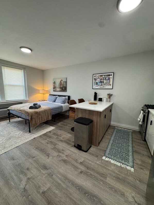 1 habitación, escritorio, tabla de planchar con plancha y wifi