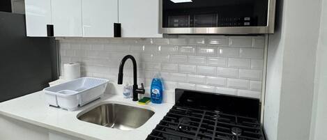 Geladeira, micro-ondas, fogão, cooktop