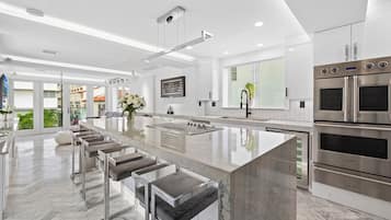 冷蔵庫、電子レンジ、オーブン、コンロ