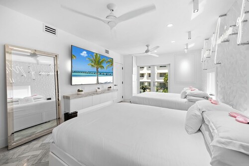Modern Mansion of Miami- Sleeps 21- Versace Mansion Neighbor {Floor 1,2,3}