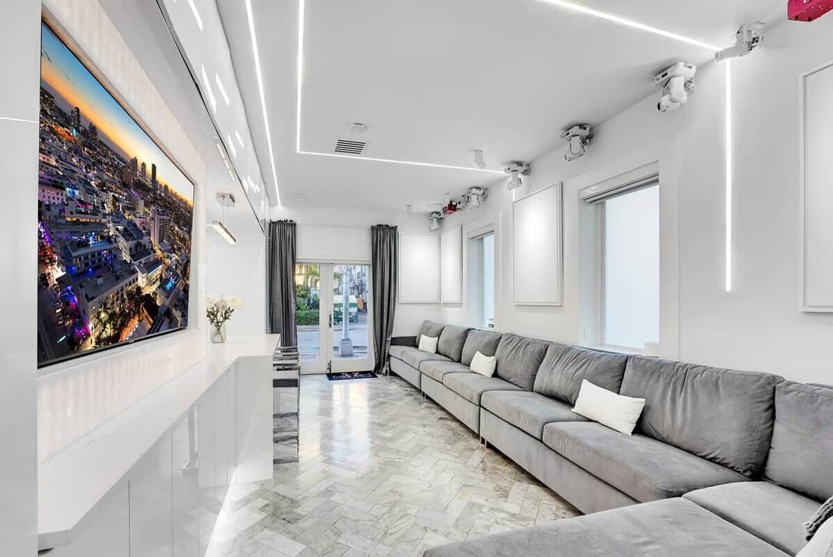 Smart TV, libros, biblioteca de música, videoteca