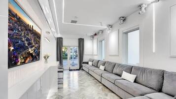 Smart TV, libros, biblioteca de música, videoteca